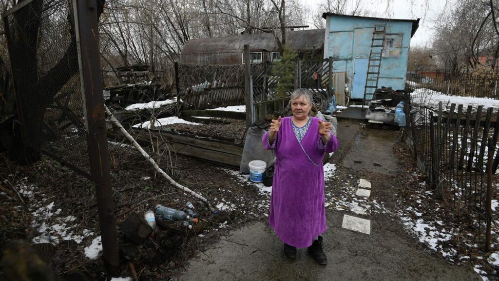 Пенсионерка из Омска 35 лет живет в бочке