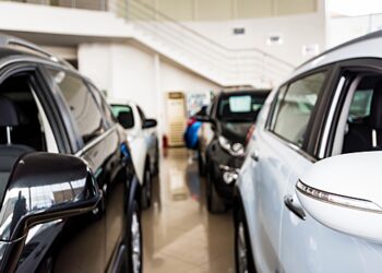 Московские дилеры массово скупают машины у региональных автосалонов