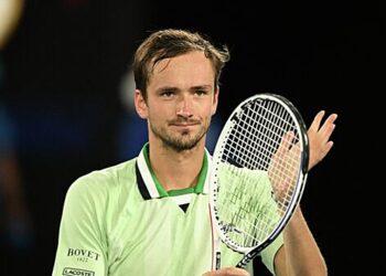 Медведев сенсационно уступил Вавринке на турнире во Франции