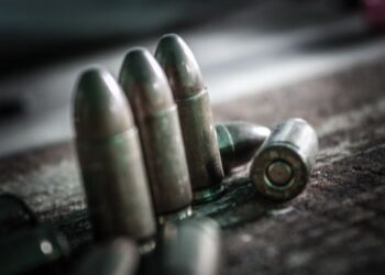 В Усть-Илимске молодой человек открыл стрельбу в военкомате, ранен военком