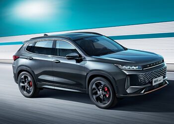 Премиум-кроссовер Exeed LX обрел новый двигатель и салон