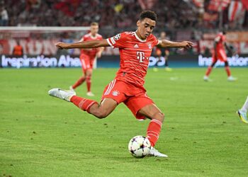 Мусиала выбрал между Месси и Роналду