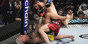 Ислам Махачев «задушил» Чарльза Оливейру и стал новым чемпионом UFC