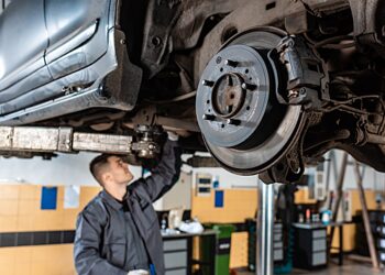 Страховщики попросили разрешить ремонт по ОСАГО подержанными запчастями