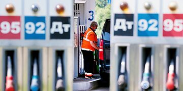 Водителей предупредили о штрафах за курение на заправке