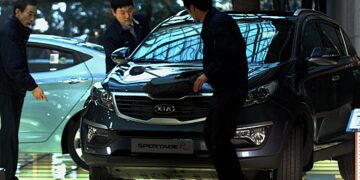 Названы новые лидеры продаж в России среди иномарок