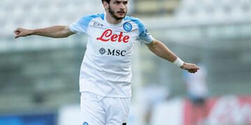 В «Наполи» опровергли слухи об интересе «МанСити» к Кварацхелии