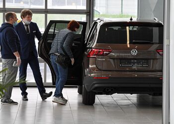 Россиян предупредили о дефиците авто