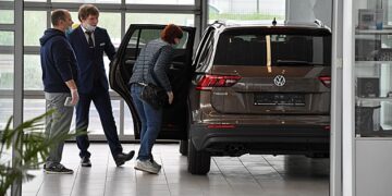 Россиян предупредили о дефиците авто