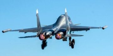 На жилой дом в Ейске упал самолет Су-34