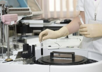 В России могут отменить сдачу ПЦР-теста на коронавирус для прибывающих в страну непривитых россиян