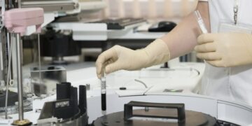 В России могут отменить сдачу ПЦР-теста на коронавирус для прибывающих в страну непривитых россиян