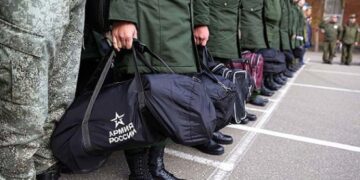 Военкоматы перегружены из-за мобилизации: Песков объяснил перенос осеннего призыва на месяц