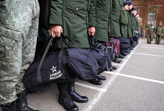 Военкоматы перегружены из-за мобилизации: Песков объяснил перенос осеннего призыва на месяц