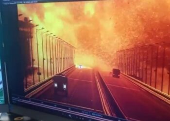 «Звезда»: Момент взрыва на Крымском мосту засняли камеры наблюдения (видео)