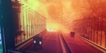 «Звезда»: Момент взрыва на Крымском мосту засняли камеры наблюдения (видео)