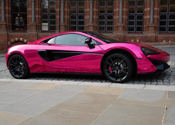 Розовый McLaren два года стоит без движения возле отеля в Лондоне