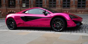 Розовый McLaren два года стоит без движения возле отеля в Лондоне