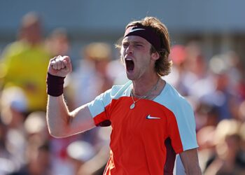 Рублев обыграл Медведева на старте Итогового чемпионата ATP