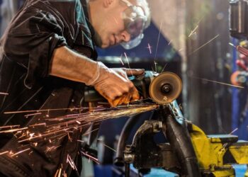 Чем занимается автомобильный слесарь?