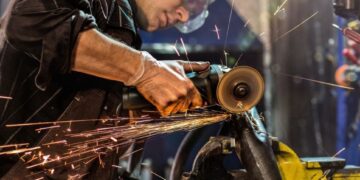 Чем занимается автомобильный слесарь?