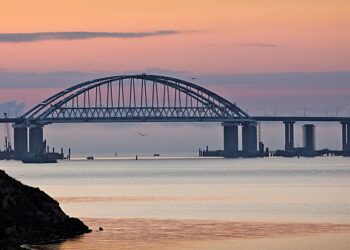 По Крымскому мосту приостановили движение