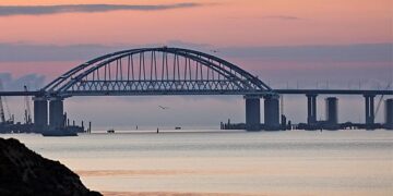 По Крымскому мосту приостановили движение