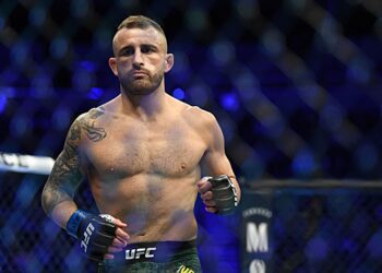 Автобус с бойцами UFC Адесаньей и Волкановски попал в ДТП