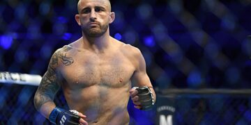 Автобус с бойцами UFC Адесаньей и Волкановски попал в ДТП
