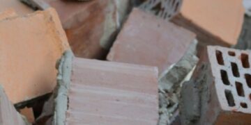 На Сахалине снесут подъезд дома, разрушенный после взрыва баллона с газом