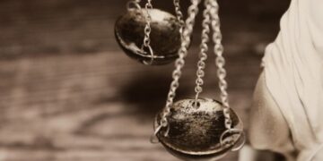 В Екатеринбурге оправдали охранника, который пририсовал глаза картине в «Ельцин-центре»