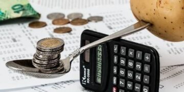 ВЦИОМ: Россияне стали больше экономить на еде и красоте