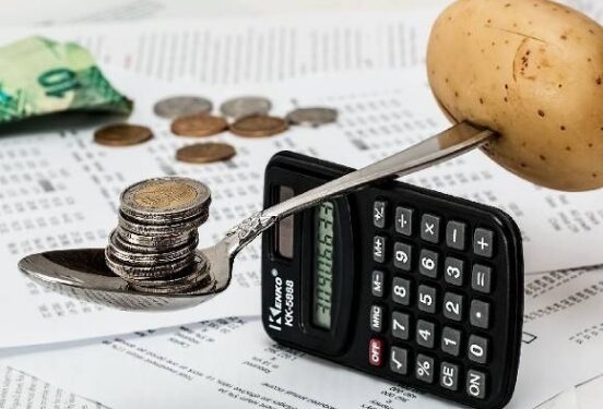 ВЦИОМ: Россияне стали больше экономить на еде и красоте