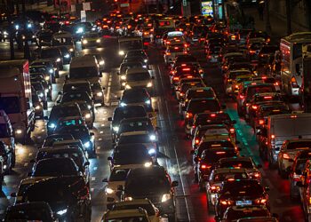 На границе под Псковом образовалась очередь из 130 автомобилей