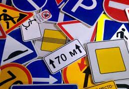 Преимущества покупки дорожных знаков