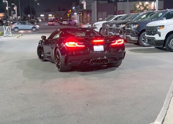 У нового Chevrolet Corvette за 12 млн сломался двигатель по пути из автосалона