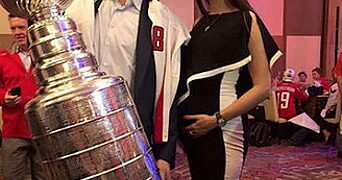 Жена Овечкина хочет избавиться от памятной коллекции клюшек