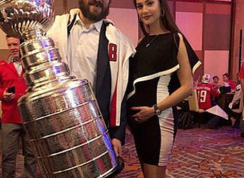 Жена Овечкина хочет избавиться от памятной коллекции клюшек