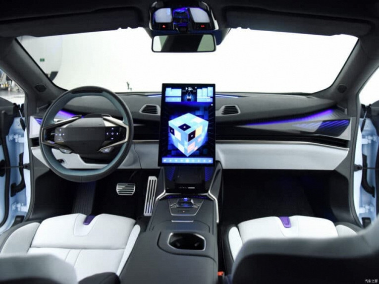 В Китае запущен в серию электромобиль с «танцующим» дисплеем