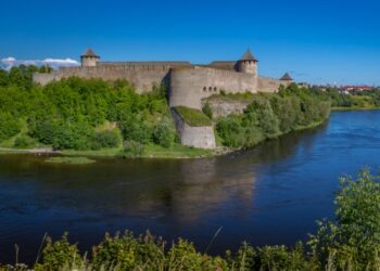 Через границу с Эстонией в Ивангороде перестанут пропускать автомобили