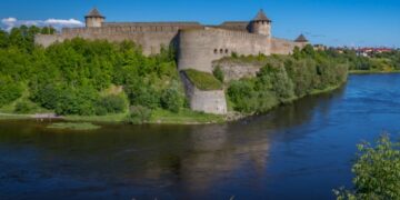 Через границу с Эстонией в Ивангороде перестанут пропускать автомобили