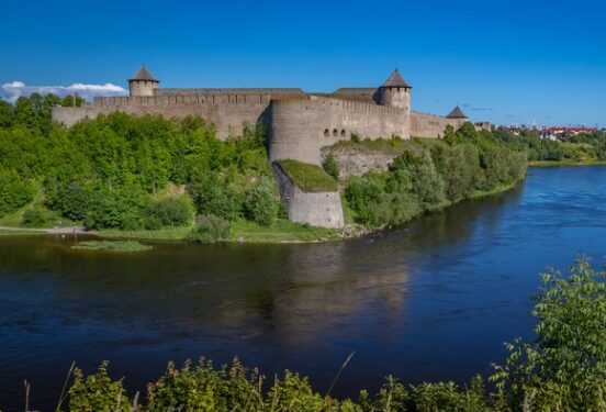 Через границу с Эстонией в Ивангороде перестанут пропускать автомобили