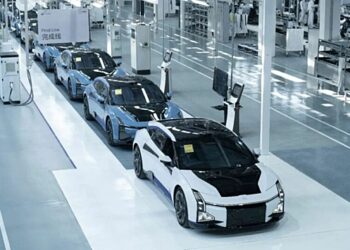 В Китае запущен в серию электромобиль с «танцующим» дисплеем