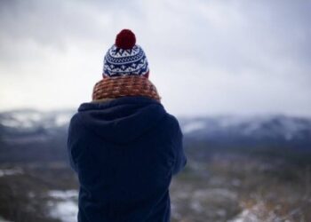 Дерматолог не исключила, что ношение шапки зимой может оказаться фактором выпадения волос