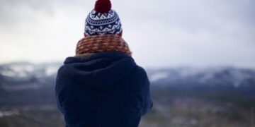 Дерматолог не исключила, что ношение шапки зимой может оказаться фактором выпадения волос