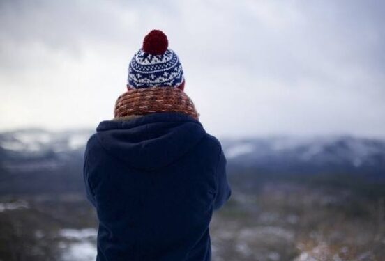 Дерматолог не исключила, что ношение шапки зимой может оказаться фактором выпадения волос