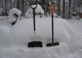 Кардиолог рассказал, почему опасно убирать снег лопатой