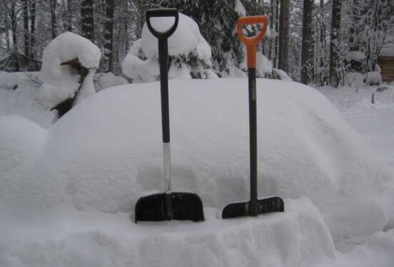 Кардиолог рассказал, почему опасно убирать снег лопатой