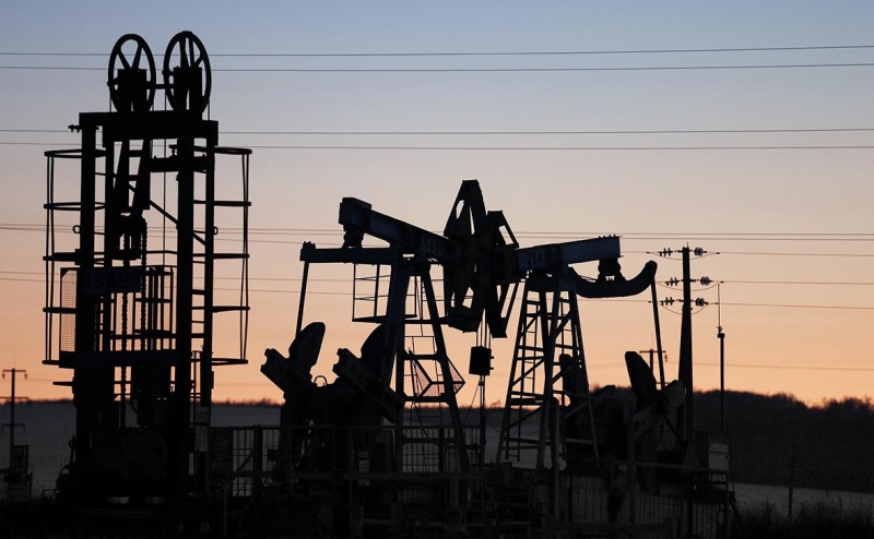 
                    Новак допустил снижение добычи нефти из-за потолка цен

                