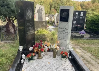 Что включает в себя уход за могилами?